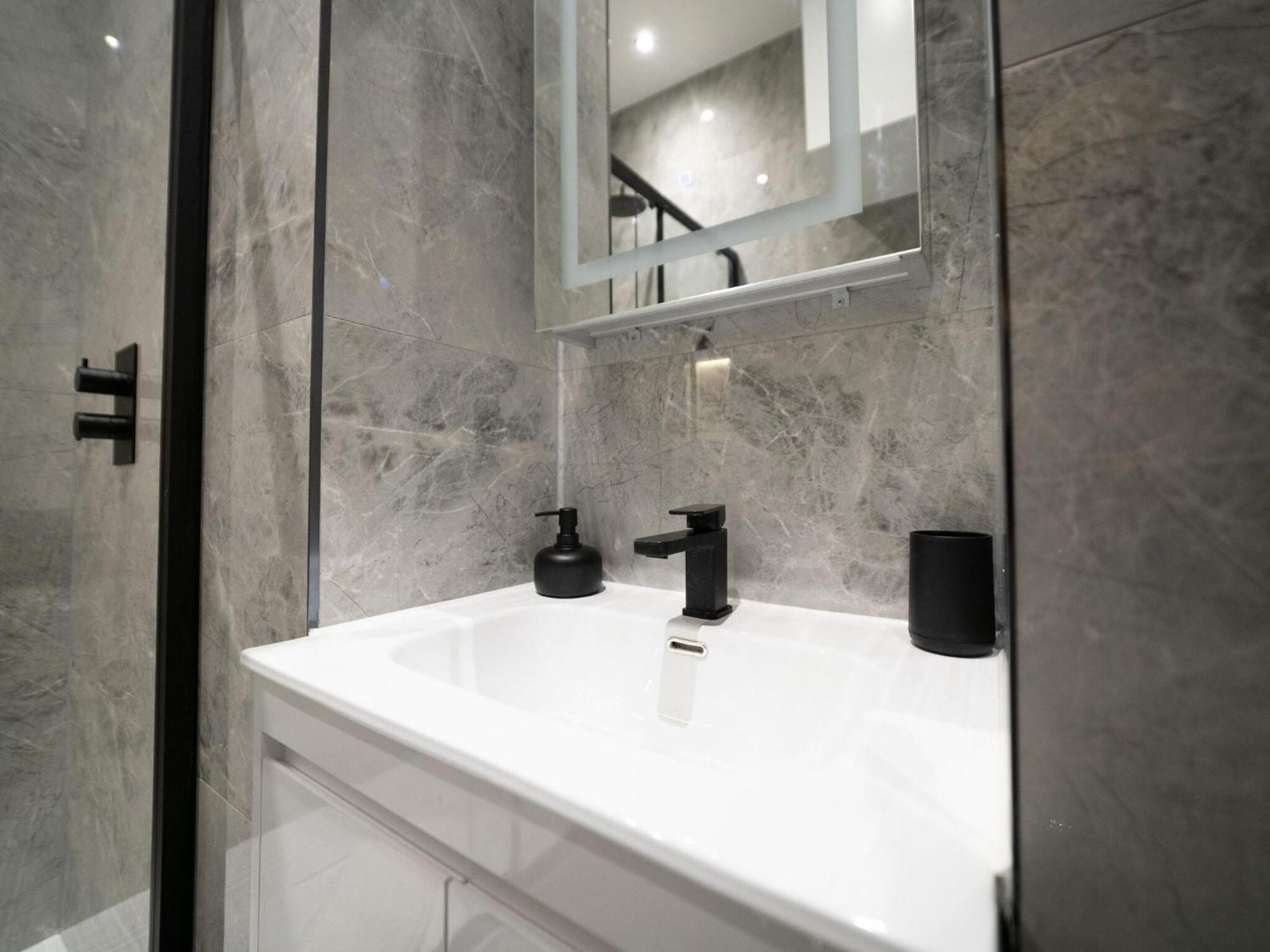 One And Two Bedroom Apartments Near Holloway Train Station By Belvilla Лондон Экстерьер фото
